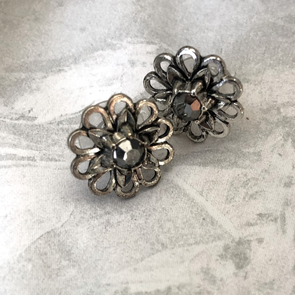 Cute aged silver tone flower earrings!